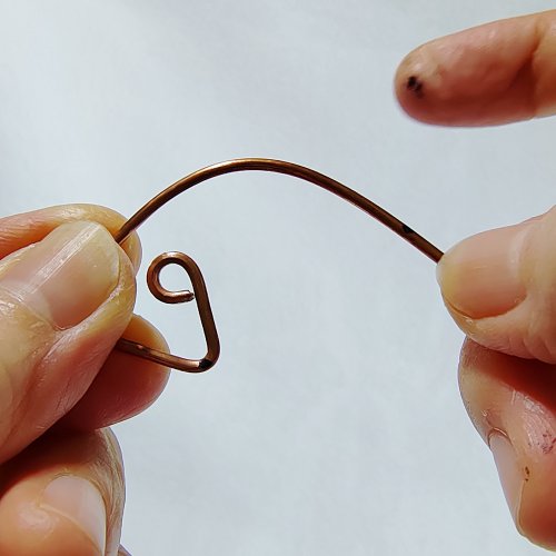 Mei Tan's Fin-tastic Bookmark - Shape the body, Hair Accessories, Zipper Pulls, Christmas Ornaments, Lashing, Wire Lashing, Wire Wrapping, Wrapping, Wire Wrapping Jewelry, Use your fingers to slowly shape the fish body as shown